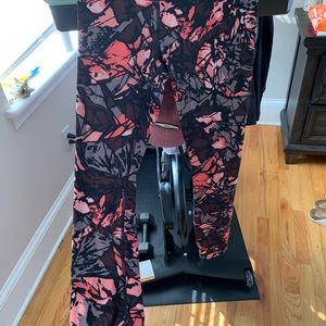Lululemon 25” high waisted leaf camp leggings